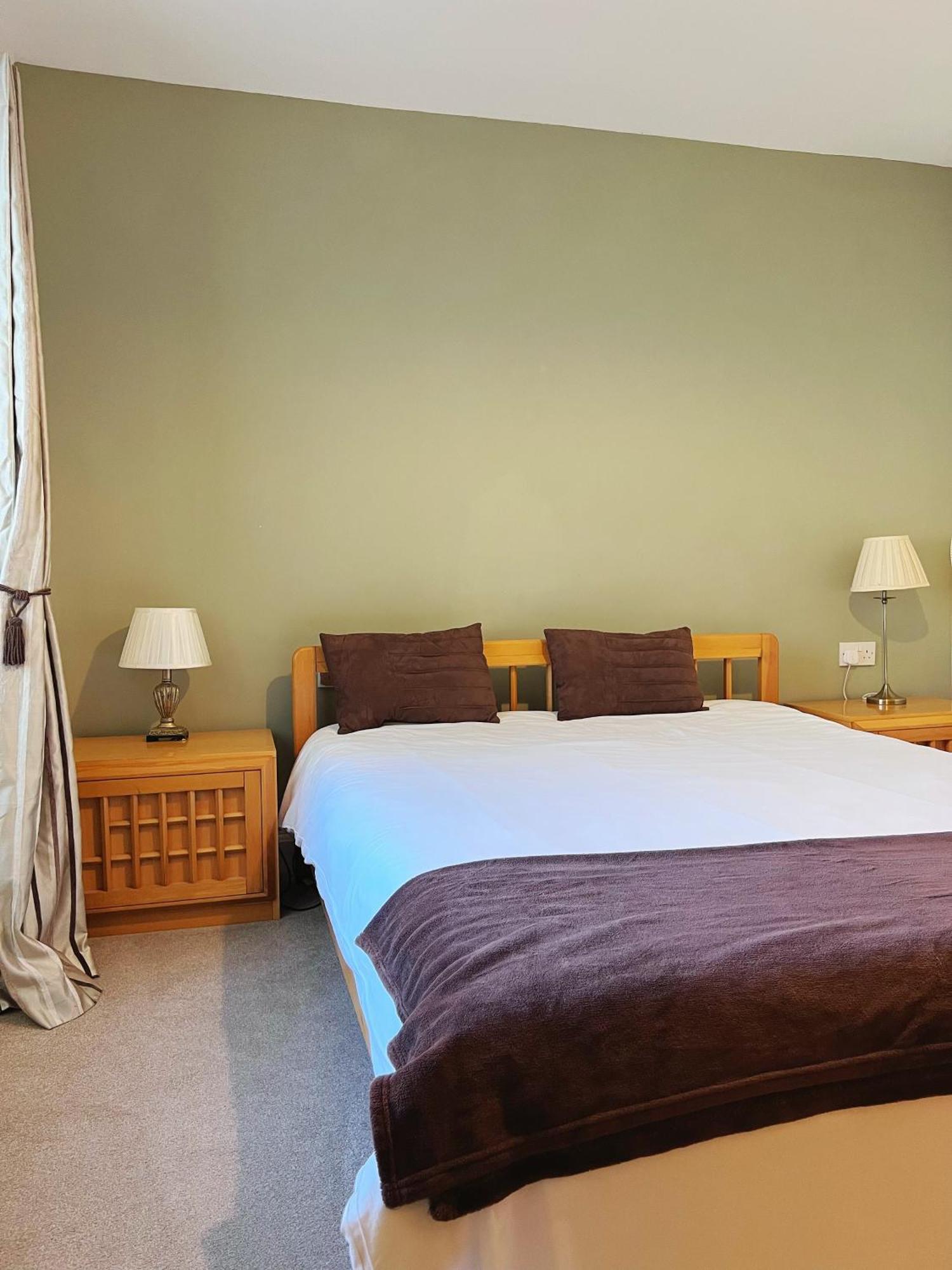 The Crown Hotel Corwen Exterior photo